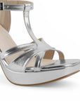 Vista a detalle de zapatilla plateada de diseño descubierto para mujer con pulsera ajustable y tacón de 12cm