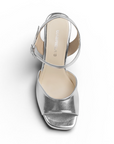 Vista superior de zapatilla para dama plateada con punta abierta pulsera ajustable al tobillo y plataforma tacón alto 12cm