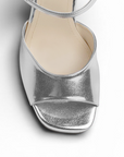 Vista del detalle en la punta abierta de la zapatilla plateada con plataforma y pulsera ajustable tacón alto 12cm para dama