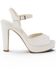 Vista lateral de zapatilla beige para dama con plataforma, pulsera ajustable al tobillo, punta abierta y tacón alto 12cm
