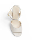 Vista superior de zapatilla para dama beige con punta abierta pulsera ajustable al tobillo y plataforma tacón alto 12cm