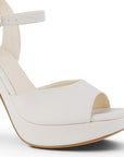 Detalle del material sintético en zapatilla beige con plataforma para dama tacón alto 12cm pulsera ajustable al tobillo