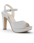 Vista diagonal de la zapatilla plateada con plataforma, punta abierta pulsera ajustable al tobillo y tacón alto 12cm para dama