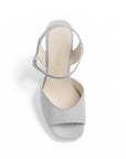 Vista superior de zapatilla para dama plateada con punta abierta pulsera ajustable al tobillo y plataforma tacón alto 12cm
