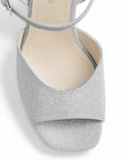 Vista del detalle en la punta abierta de la zapatilla plateada con plataforma y pulsera ajustable tacón alto 12cm para dama