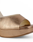 Detalle del material sintético en zapatilla oro rosa con plataforma para dama tacón alto 12cm pulsera ajustable al tobillo