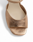 Vista del detalle en la punta abierta de la zapatilla oro rosa con plataforma y pulsera ajustable tacón alto 12cm para dama