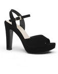 Vista diagonal de la zapatilla negra con plataforma, punta abierta pulsera ajustable al tobillo y tacón alto 12cm para dama