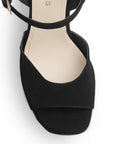 Vista del detalle en la punta abierta de la zapatilla negra con plataforma y pulsera ajustable tacón alto 12cm para dama