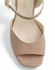 Vista del detalle en la punta abierta de la zapatilla nude con plataforma y pulsera ajustable tacón alto 12cm para dama