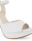Detalle del material cabra sintético en zapatilla blanca con plataforma para dama tacón alto 12cm pulsera ajustable al tobillo