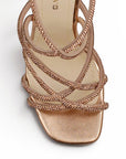 Vista del detalle de pedrería en la zapatilla oro rosa para fiesta con plataforma y tacón alto 11 cm para dama