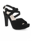 Vista diagonal de zapatilla negra para mujer de diseño descubierto con tacón alto de 12cm y pulsera ajustable