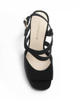 Vista superior de zapatilla de diseño descubierto con pulsera ajustable en color negro