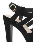 Vista trasera de tacón alto delgado de 12cm en zapatilla negra para mujer con pulsera ajustable