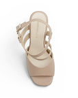 Vista superior de zapatilla de diseño descubierto con pulsera ajustable en color nude