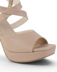 Vista a detalle de zapatilla de diseño descubierto para mujer con pulsera ajustable y tacón alto delgado de 12cm en color nude