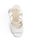 Vista superior de zapatilla de diseño descubierto con pulsera ajustable en color blanco