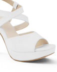 Vista a detalle de zapatilla de diseño descubierto para mujer con pulsera ajustable y tacón alto delgado de 12cm en color blanco