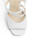 Vista de material cabra sintético en zapatilla blanca de diseño descubierto con pulsera ajustable y tacón delgado de 12cm