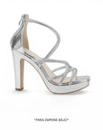Vista lateral de zapatilla plateada con plataforma,tiras de pedrería y ajuste con cremallera tacón alto 11 cm