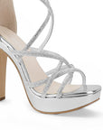 Detalle del material sintético en la zapatilla plateada de plataforma para fiesta con pedrería y tacón alto 11 cm