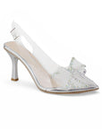 Vista lateral de zapatilla plateadas stiletto transparente para mujer con correa ajustable y tacón de 9cm