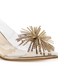 Vista a detalle de pedrería en punta fina de zapatilla dorada para mujer tipo stiletto con tacón de 9cm