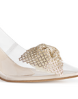 Vista a detalle de pedrería en punta fina de zapatilla beige para mujer tipo stiletto con tacón de 9cm