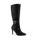 Vista diagonal de bota negra para dama con tacón medio 10cm detalles metálicos y punta fina