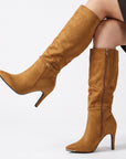 Botas cafés para dama con detalles metálicos, punta fina y tacón medio 10cm