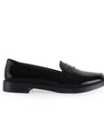 Vista lateral del mocasín negro de charol con antifaz decorativo y tacón bajo 3cm para dama
