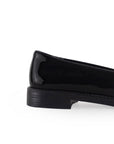 Vista trasera del tacón bajo 3cm en el mocasín negro de charol con antifaz decorativo para dama