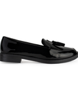 Vista lateral del mocasín negro de charol con borlas decorativas de piso para dama