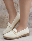 Mocasines beige casuales para dama de piso con herraje metálico en el empeine.