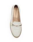 Vista superior del mocasín beige de estilo clásico con suela de piso y herraje metálico decorativo para dama