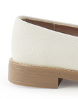 Vista trasera en la suela de piso del mocasín beige para dama con herraje metálico decorativo