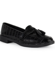 Vista lateral de mocasín negro de meter para mujer con punta redonda y borlas decorativas de piso