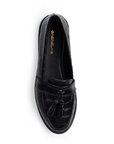 Vista superior de mocasín negro de piso para mujer con borlas decorativas en empeine de meter