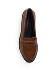 Vista superior del mocasín café de charol con antifaz decorativo para dama y tacón bajo 3 cm
