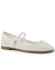 Vista diagonal de flats beige calados para mujer con pulsera ajustable en empeine de piso tipo balerinas
