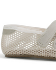 Vista trasera en la suela de piso de los flats tipo balerinas beige con doble pulsera ajustable para dama
