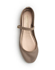 Vista superior de flats tipo balerinas para mujer calados con hebilla redonda en pulsera ajustable sobre el empeine en color beige
