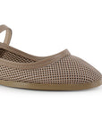 Vista a detalle de modelo perforado en flats tipo balerinas beige para mujer con pulsera ajustable sobre empeine