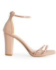 Vista lateral de zapatilla maquillaje para mujer con tiras y pulsera de pedrería y tacón de 10cm