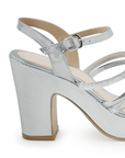 Vista trasera de tacón ancho 10cm en zapatilla para mujer con tiras y pulsera ajustable en color plata