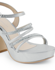 Vista a detalle de zapatilla plata para mujer con pulsera, tiras de pedrería y tacón ancho medio de 10cm