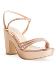 vista diagonal de zapatillas oro rosado con plataforma y tiras con pedrería en tacón medio 10 cm para dama