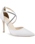 vista diagonal en zapatillas blancas para dama con tacón medio 10 cm y tiras delicadas de pedrería