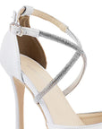 detalle del material sintético en zapatillas stiletto blancas para dama con tacón medio 10 cm